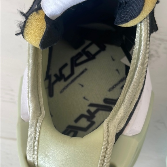 Athletic_Shoes